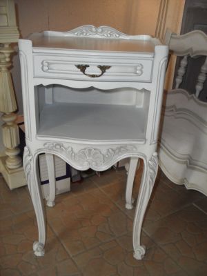 Chevet ancien en noyer style provençal rénové à Vitrolles